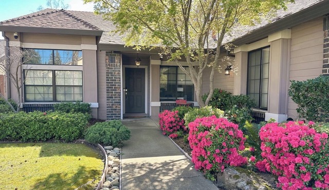 Charming 3-bedroom bungalow with WiFi and AC in delightful Folsom