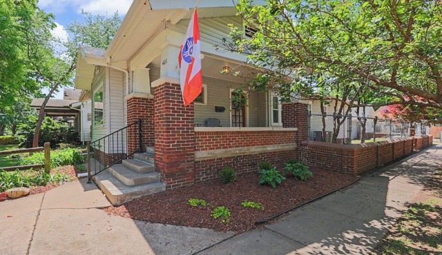 Charming 3-bedroom bungalow, College Hill/downtown Wichita-adjacent w/amenities