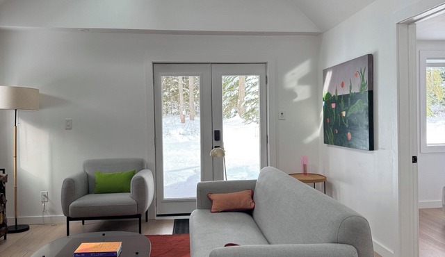 Charming 3-bedroom chalet with Hot Tub/BBQ/ Fireplace/AC in Flesherton