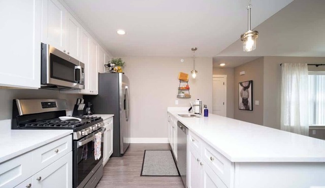 Charming 3 bedroom Condo in Bettendorf with King Master Suite