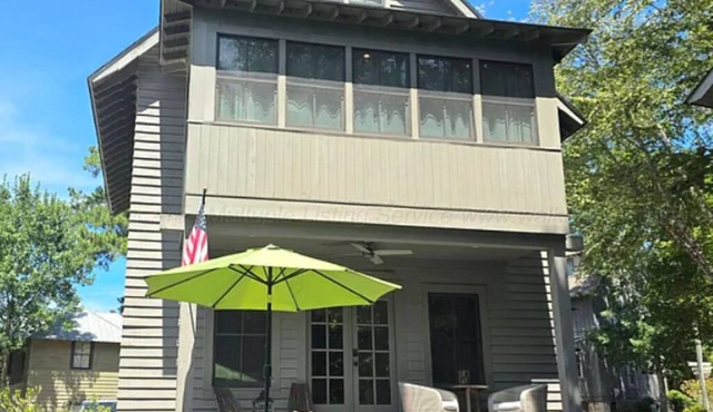 Charming 3-bedroom cabin in fabulous Silver Rock Neighborhood on Smith Lake.