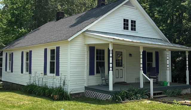 Charming 3-bedroom cottage in Cumberland with private lake access