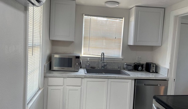 Charming 3-bedroom Calacatta Marble house in serene Farmington CA with WiFi, AC