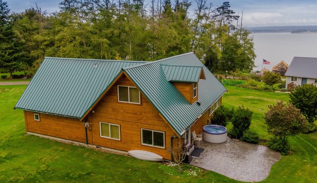 Charming 3-bedroom cabin in peaceful Hat Island getaway