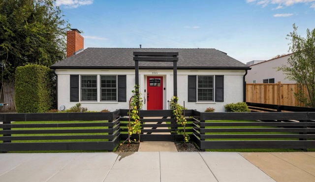Charming 3 bedroom cottage with AC and WiFi in superb Long Beach location.
