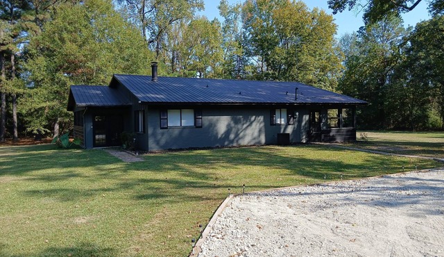 Charming 3-bedroom country house in New Boston. Privacy & relaxation unmatched.