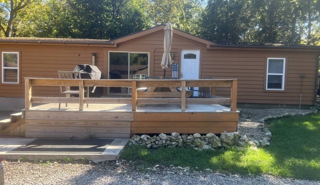 Charming 3-bedroom cabin sleeps 10 Full Linens Provided