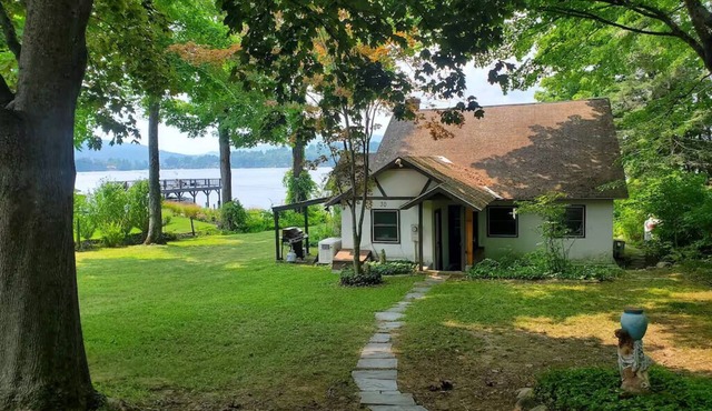 Charming 3-bedroom Cottage in Cleverdale on Beautiful Lake George with AC, WiFi