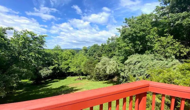 Charming 3-bedroom cabin with Moutain Views, Hottub, Barrel Sauna in Shenandoah.