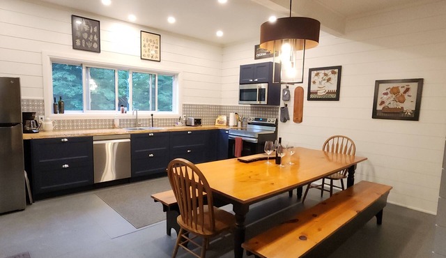 Charming 3-bedroom cottage on beautiful Lake Cecebe, swimming, boating, fishing