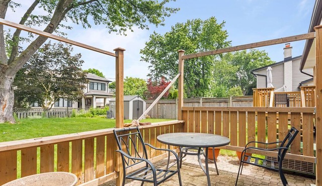 Charming 3-Bedroom House with Expansive Backyard - Adorned with Majestic Trees