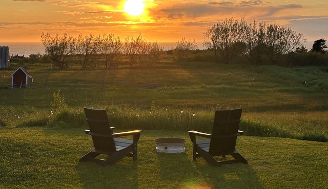 Charming 3-bedroom bungalow near the Ocean in Trout River with AC and WIFI.