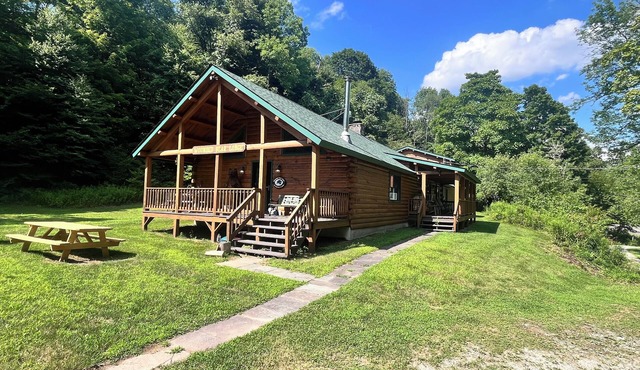 Charming 3-bedroom cabin with AC and WiFi in Long Eddy.