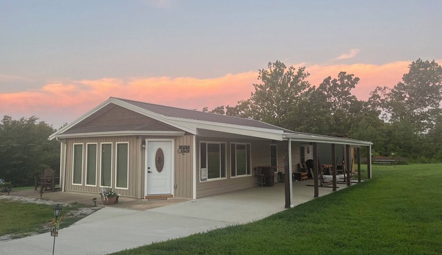 Charming 3-bedroom cabin in wonderful Theodosia with Tiki Bar