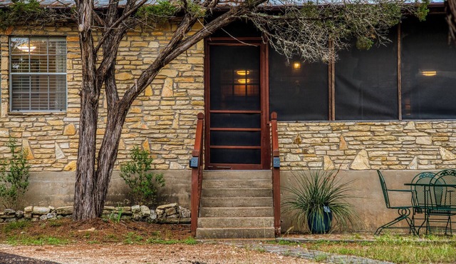 Charming 3-bedroom cabin with WiFi, AC in serene Wimberley