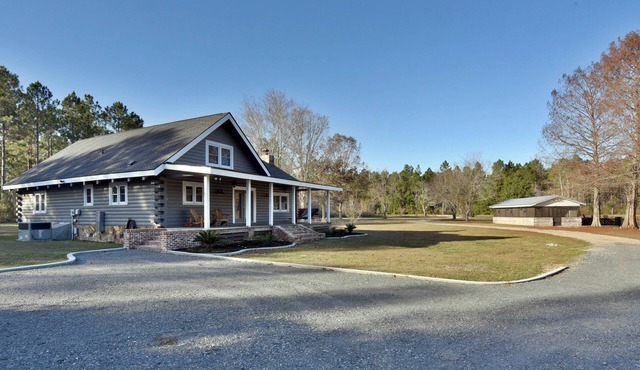 Charming 3-bedroom cabin in fabulous Leesburg with AC, WiFi