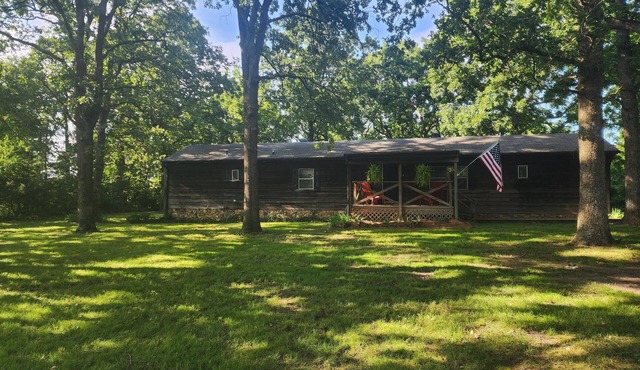 Charming 3-bedroom cabin in delightful Stockton with WiFi, AC, n