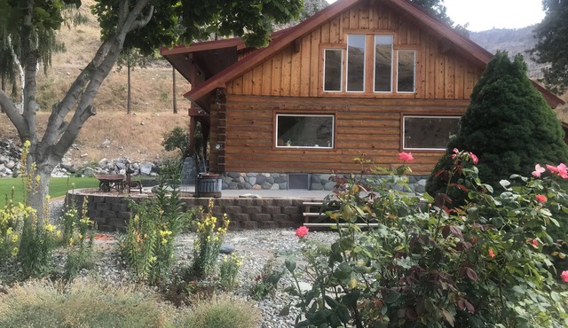 Charming 3-bedroom cabin with WiFi and AC in serene Pateros