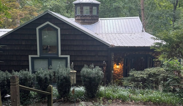 Charming 3-bedroom cabin nestled in the forrest of City of Mt. Park.