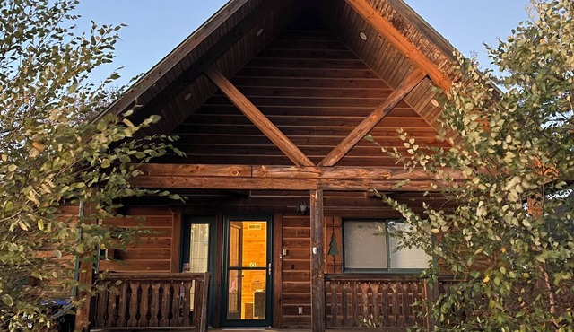 Charming 3-bedroom cabin in Warrens with WiFi. Close to ATV access point.