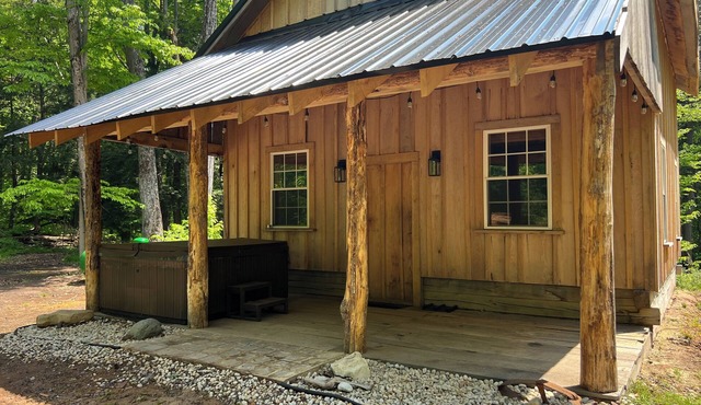 Charming 3-bedroom cabin with WiFi and AC in delightful Wetmore