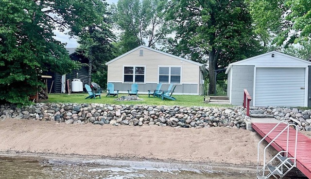 Charming 3-bedroom cabin right on the sandy shore of beautiful Star Lake.