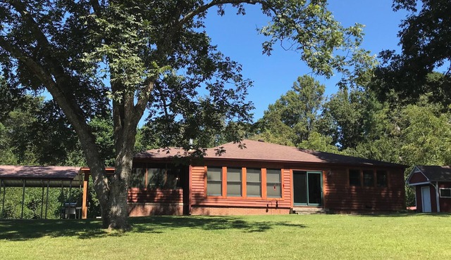 Charming 3-bedroom cabin in beautiful Boomer with AC