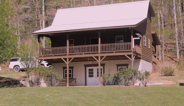 Charming 3-bedroom cabin with AC, WiFi in brilliant Cisco Ga.