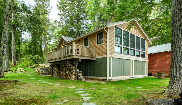 Charming 3-bedroom cabin with private sandy beach and dock