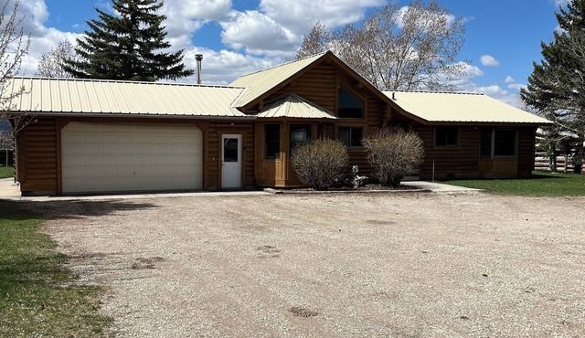 Charming 3-bedroom cabin in Victor only 25 miles from Jackson Hole, pet friendly