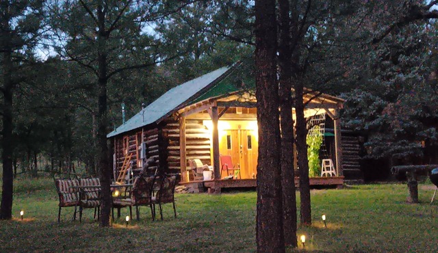 Charming 3-bedroom cabin with WiFi, AC in serene Luna on 150 acres of private