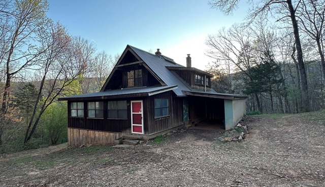Charming 3-bedroom cabin with AC and WiFi in Fox, AR