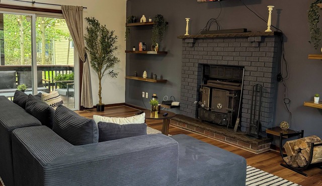 Charming 3-bedroom chalet with WiFi, AC in welcoming Tobyhanna