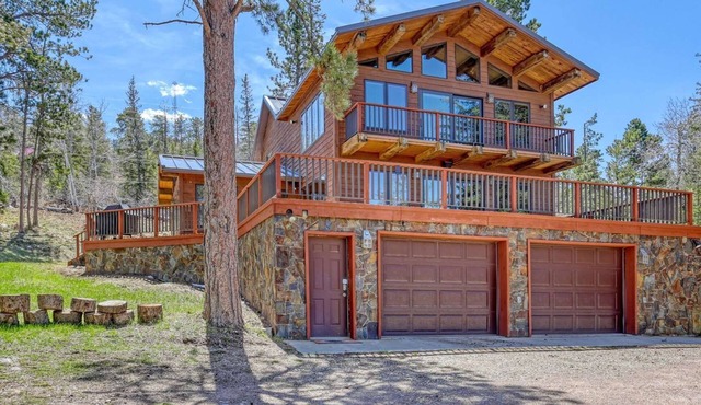 Charming 3-bedroom chalet right off the ski slopes!