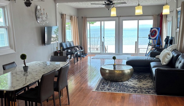 Charming 3-bedroom cottage with AC, WiFi in lovely Crystal Beach