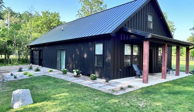 Charming 3-bedroom cottage in wonderful Clarklake with lake access and fire pit.