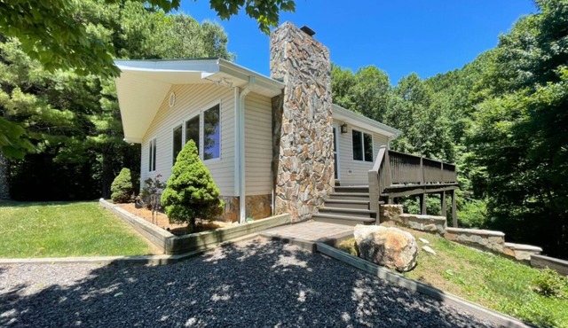 Charming 3-bedroom cottage in peaceful Fancy Gap with WiFi, AC
