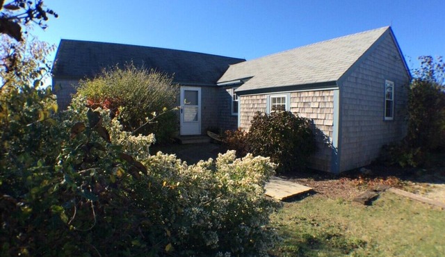 Charming 3-bedroom cottage in Nantucket short walk to private ocean beach.