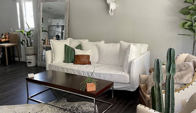 Charming 3-bedroom cottage in welcoming Nashville with WiFi, AC