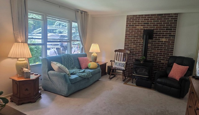 Charming 3-bedroom cottage with AC and WiFi at Higgins Lake.