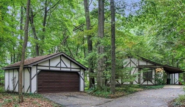 Charming 3-bedroom cottage with AC in marvelous Saugatuck close to trails