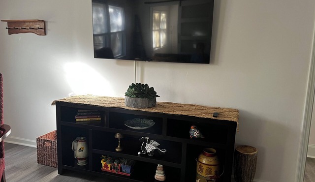 Charming 3-bedroom cottage in serene Scottdale with AC, WiFi