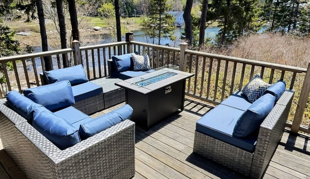Charming 3-bedroom cottage in Southport with water views and close to Boothbay.