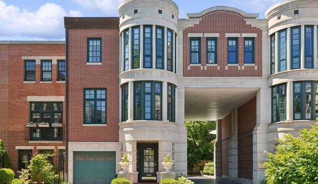 Charming 3-bedroom condo with WiFi and AC in beautiful Chicago