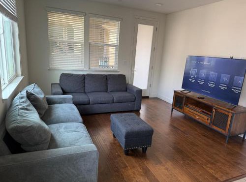Charming 3-bedroom condo with WiFi, AC in Newark