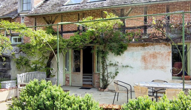 Charming 3-Bedroom Cottage in Sologne Forest with Modern Amenities and Scenic Views