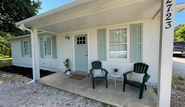 Charming 3-bedroom cottage with WiFi on 1 acre in serene Brighton, TN