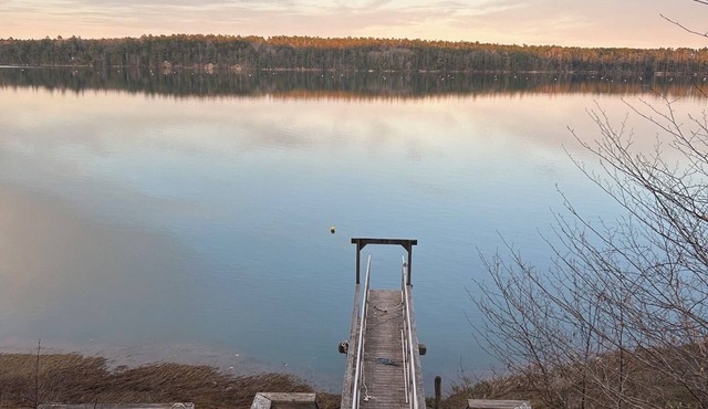 Charming 3-bedroom cottage on the water with private dock in Freeport