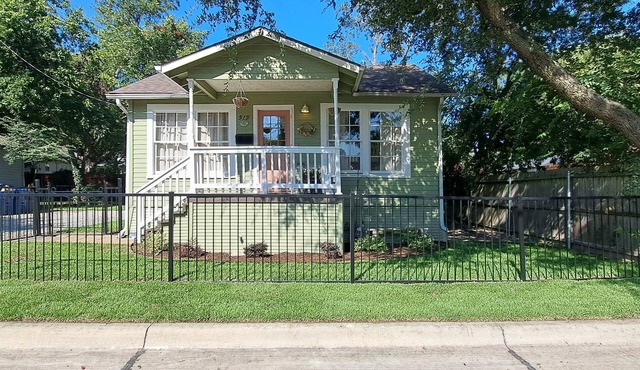 Charming 3-bedroom cottage in Historic McKinney, three blocks from the square.
