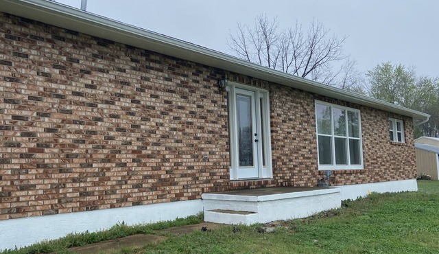 Charming 3-bedroom cottage with a beautiful country view located close to town.